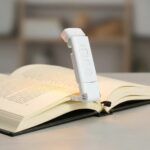 Kit Lectura: Atril de Aluminio para Libros y Notebook + Luz de Lectura Recargable - Imagen 10